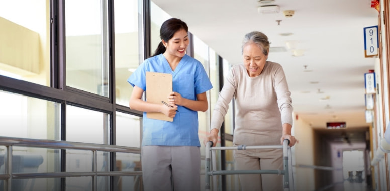 歩行確認をして適切なリハビリサポート